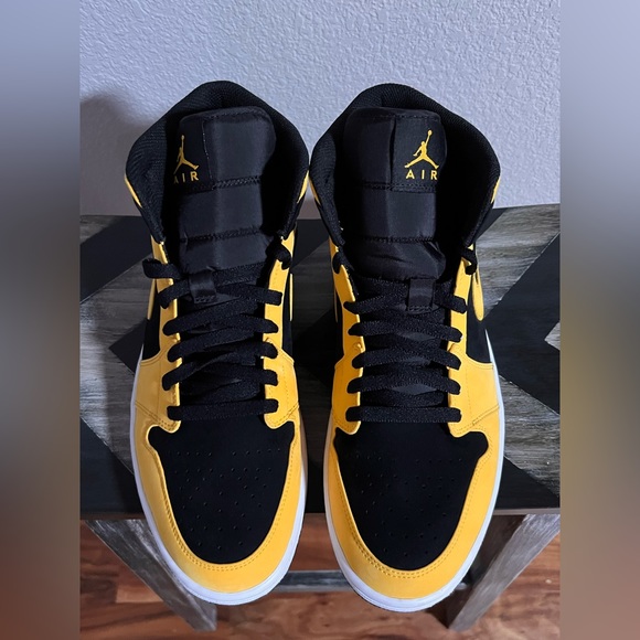 Jordan 1 Mid-Reverse New Love - Picture 5 of 14